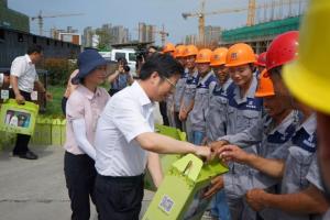 市委副書記、市長錢三雄等一行慰問奮戰(zhàn)在高溫一線建設(shè)工人